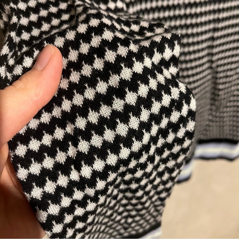 Halogen Sweater Womens XS Long Sleeve Geometric Design Black White Cotton Modal - Picture 3 of 9